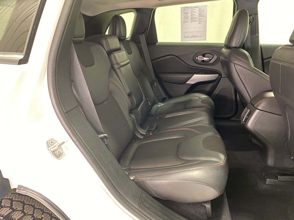 2018 Jeep Cherokee Trailhawk Bright White Clearcoat at Bob Ruth Ford
