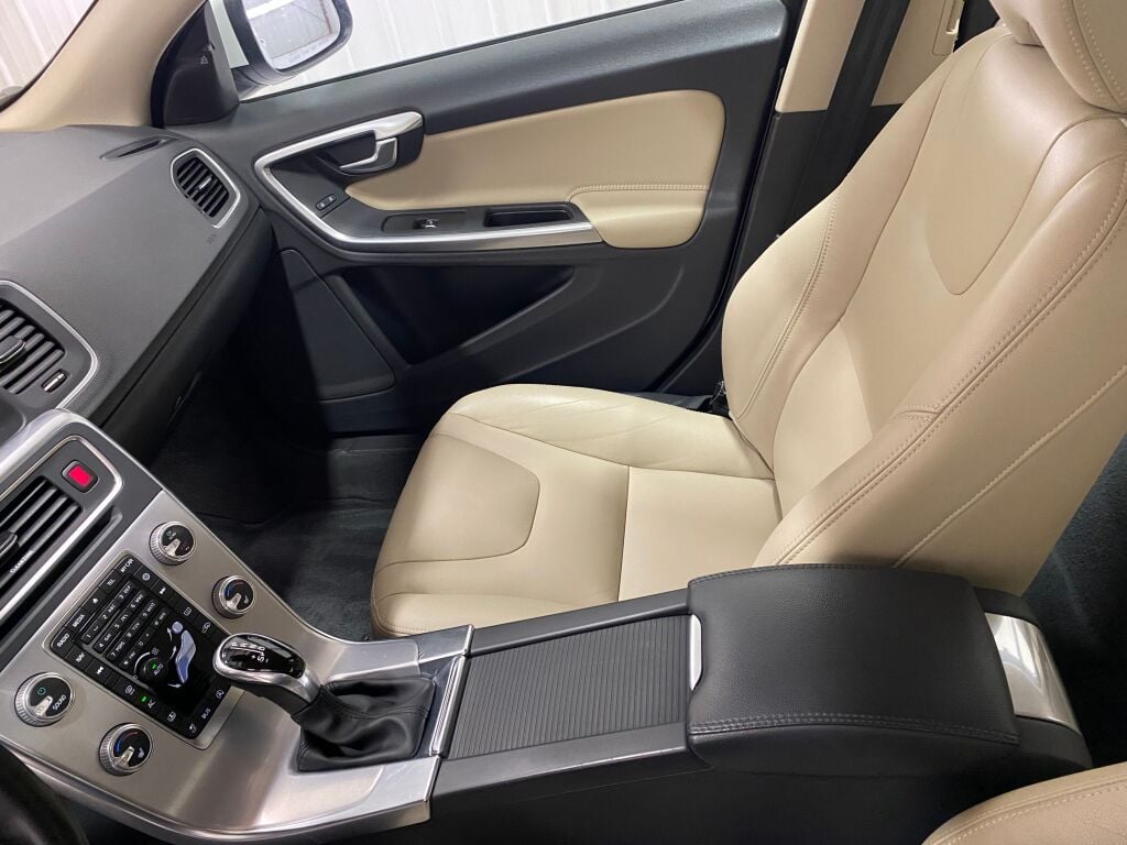 2017 Volvo S60 Inscription T5 Crystal White Pearl at Bob Ruth Ford
