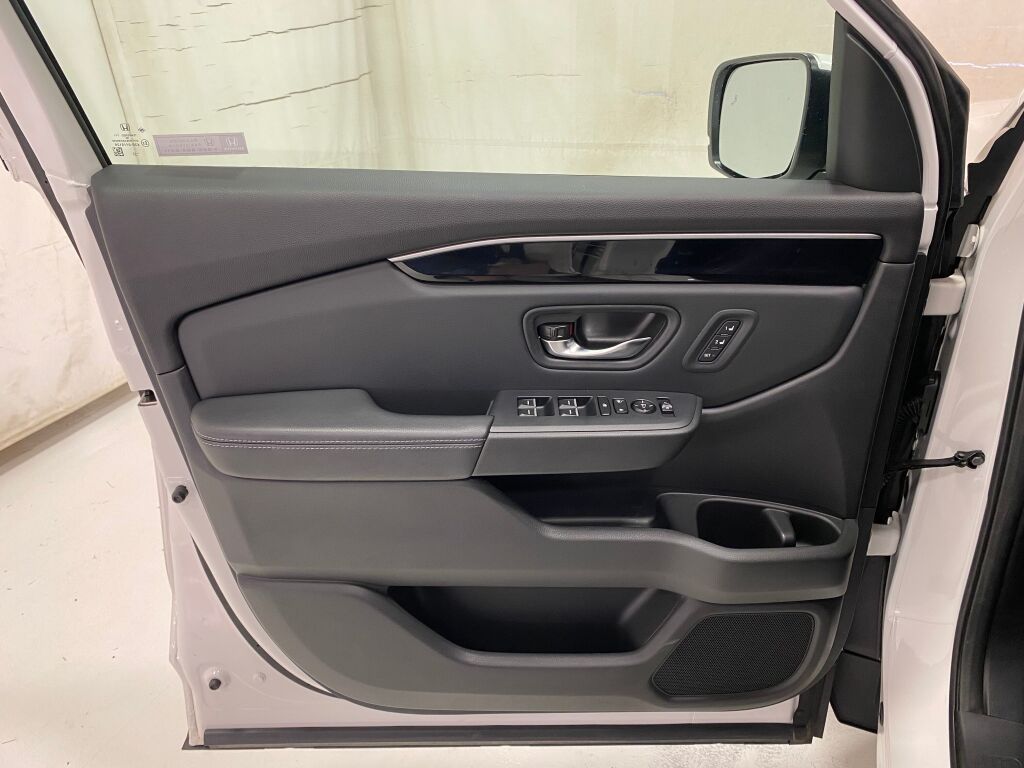 2023 Honda Pilot EX-L Platinum White Pearl at Sutliff Volkswagen