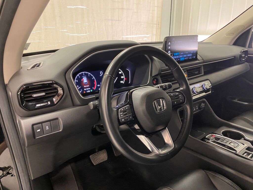 2024 Honda Pilot Touring Crystal Black Pearl at Honda North