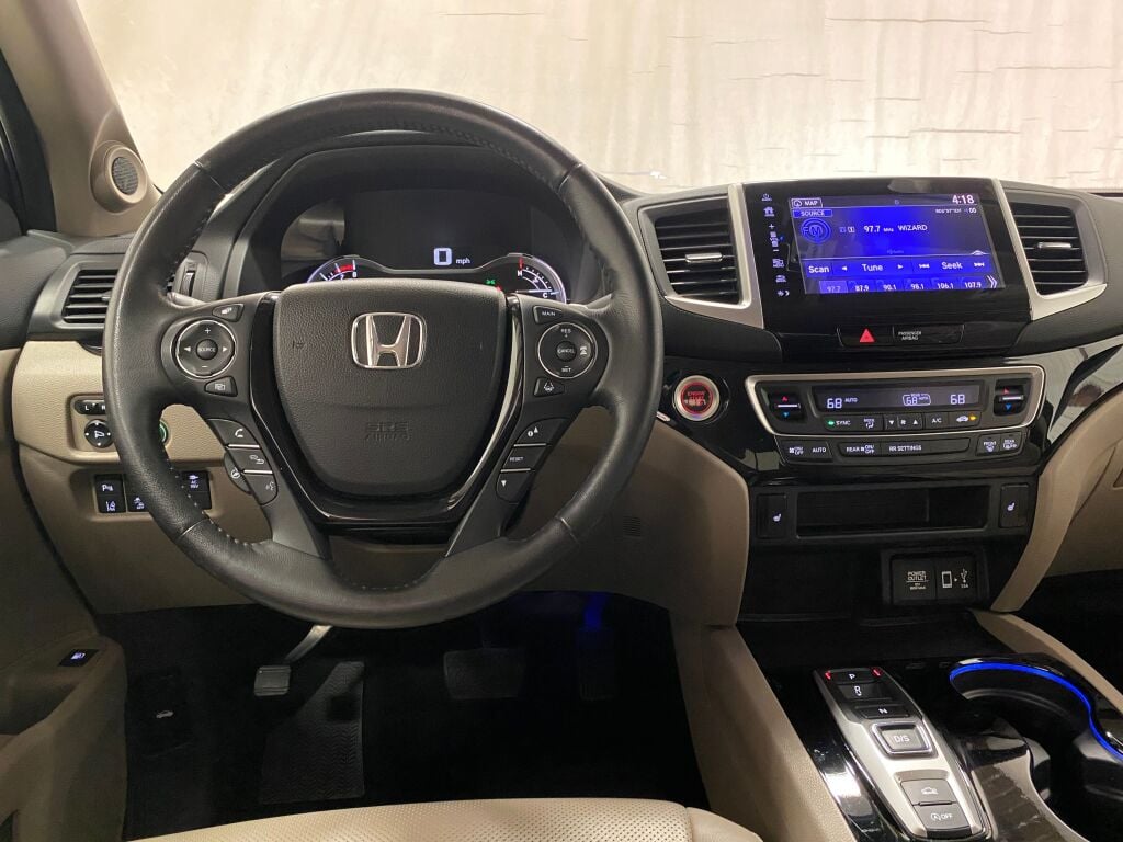 2020 Honda Ridgeline photo 4 of 38