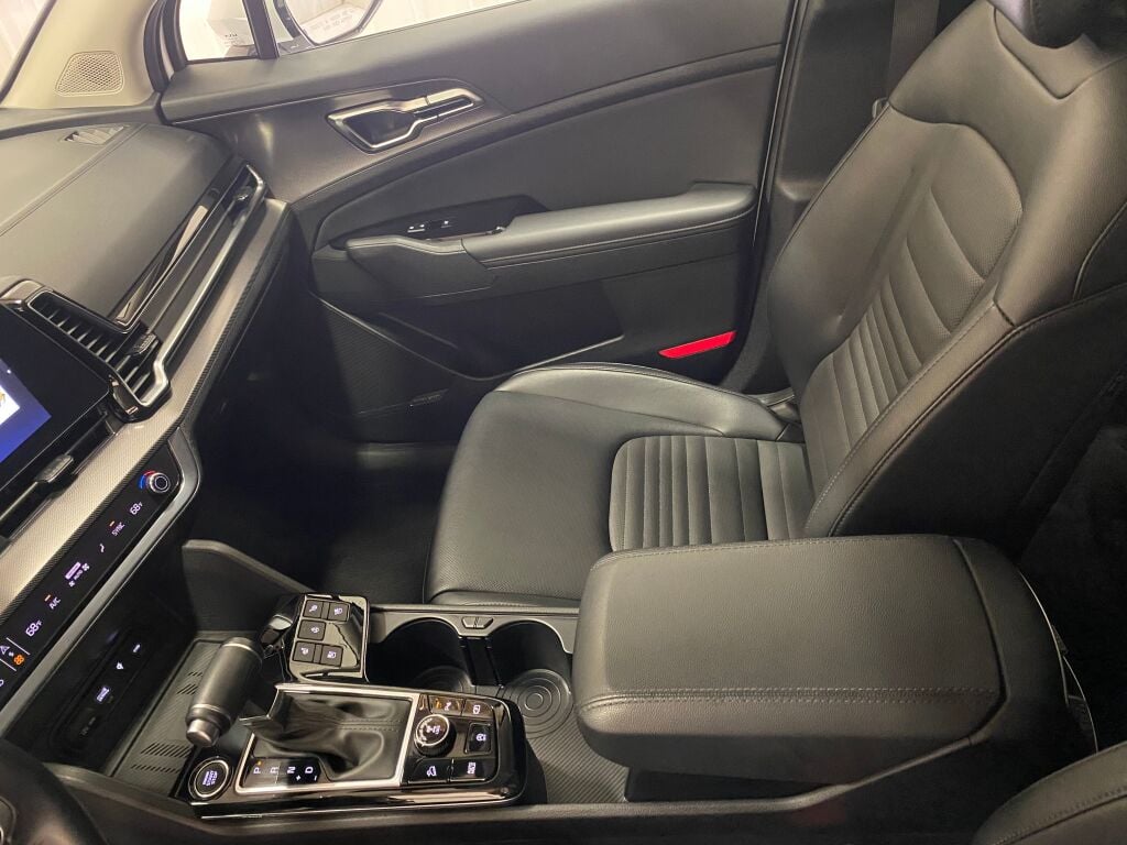 2025 Kia Sportage photo 33 of 37