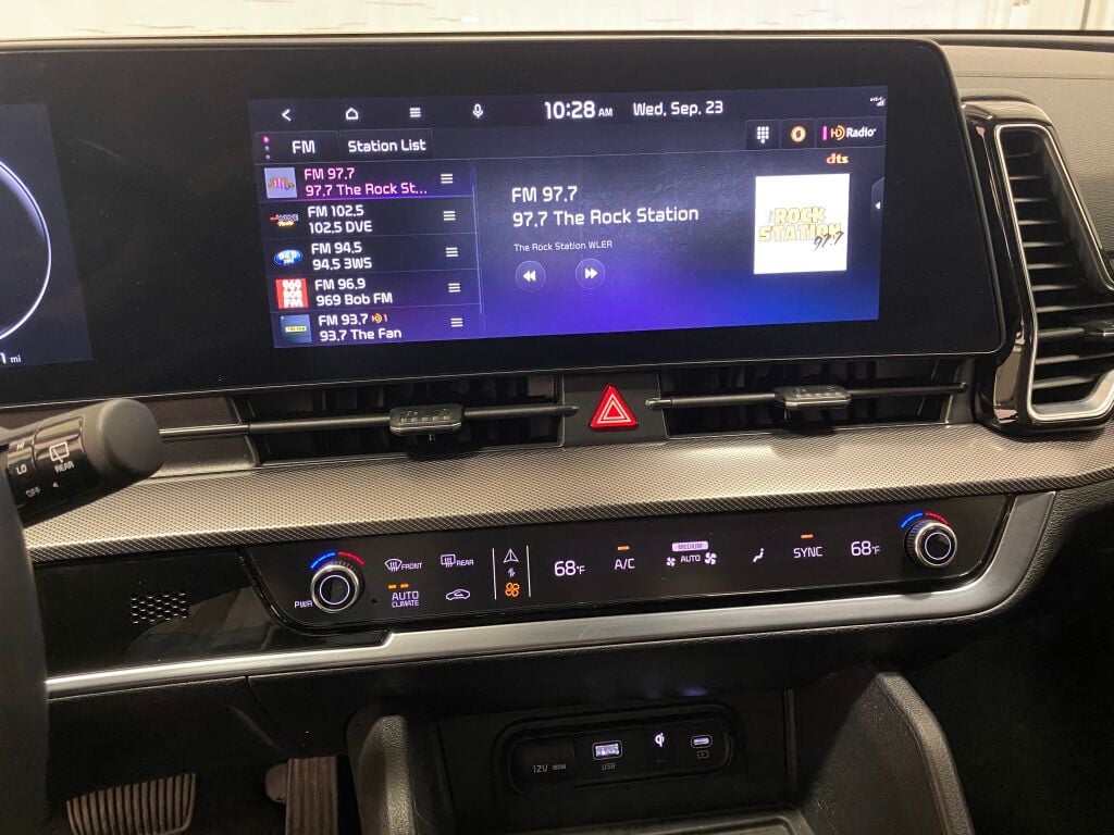 2025 Kia Sportage photo 32 of 37