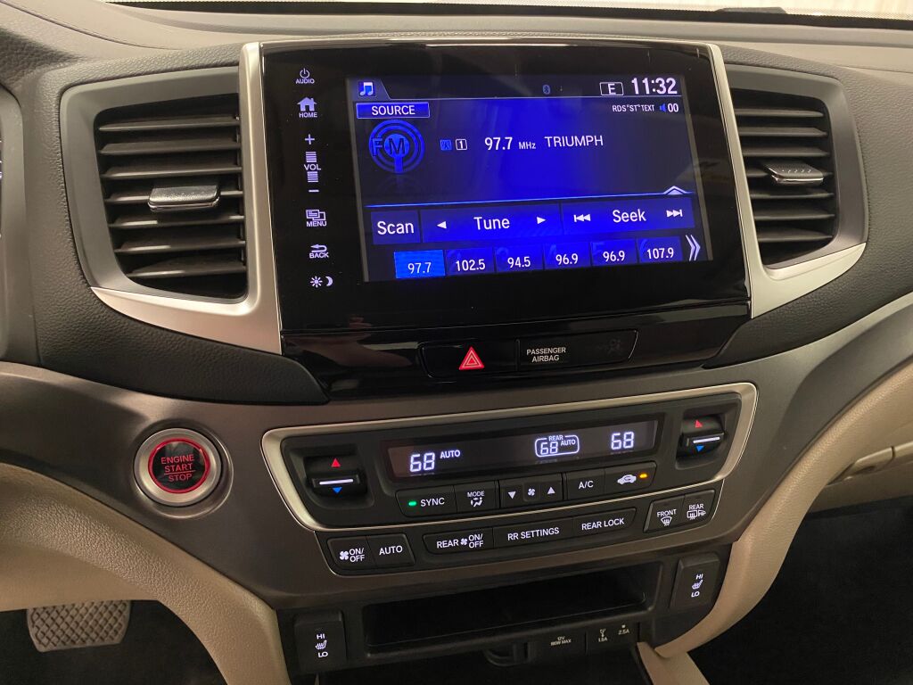 2017 Honda Pilot photo 34 of 38