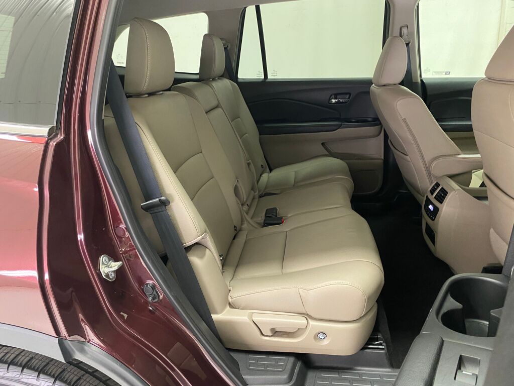 2017 Honda Pilot photo 11 of 38