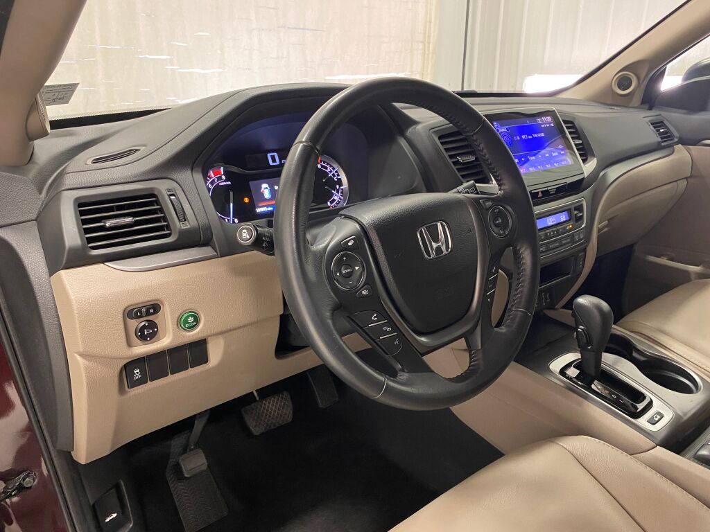 2017 Honda Pilot photo 13 of 38