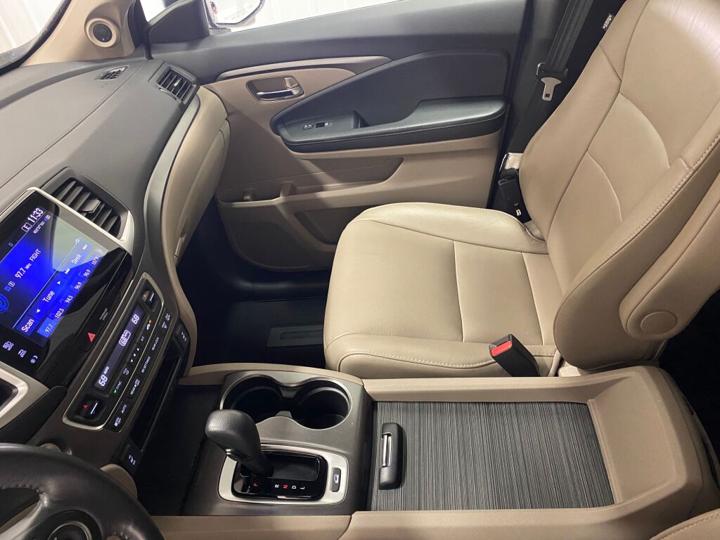 2017 Honda Pilot photo 35 of 38