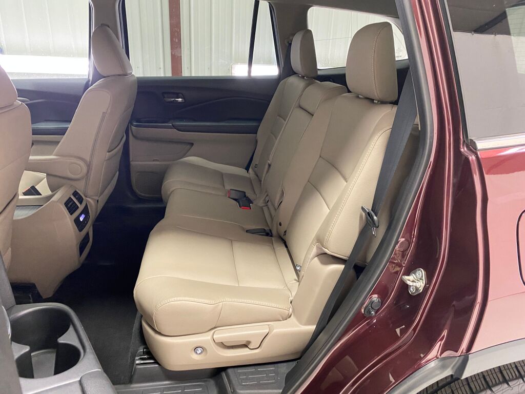 2017 Honda Pilot photo 27 of 38