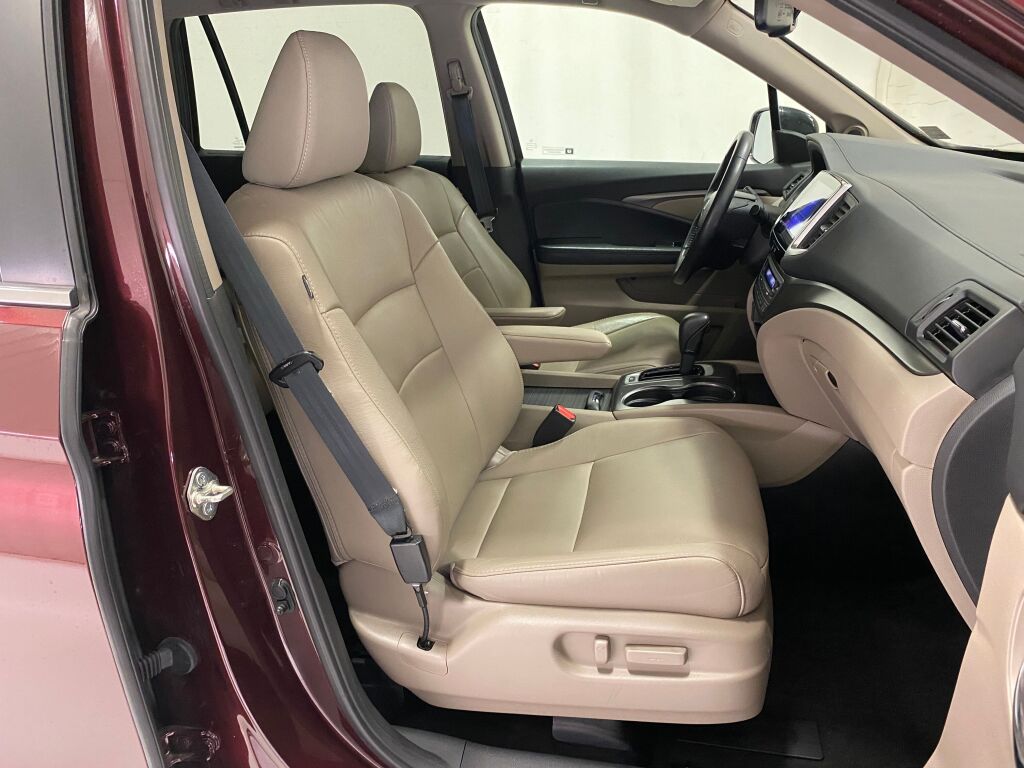 2017 Honda Pilot photo 10 of 38