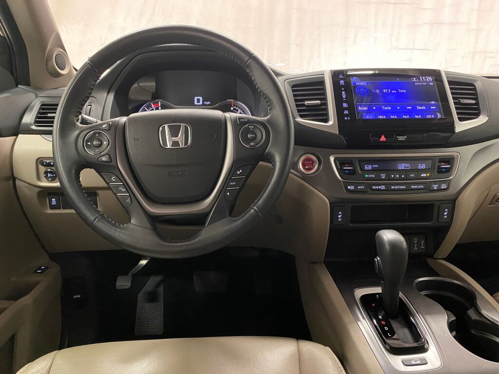 2017 Honda Pilot photo 4 of 38