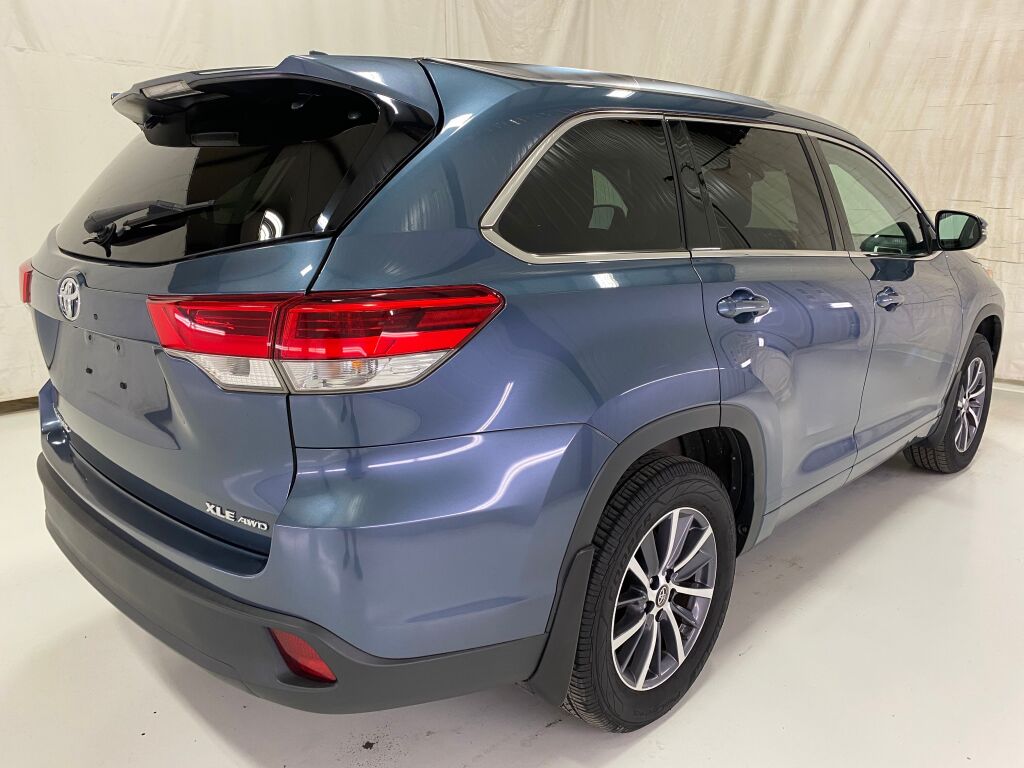 2017 Toyota Highlander photo 7 of 10