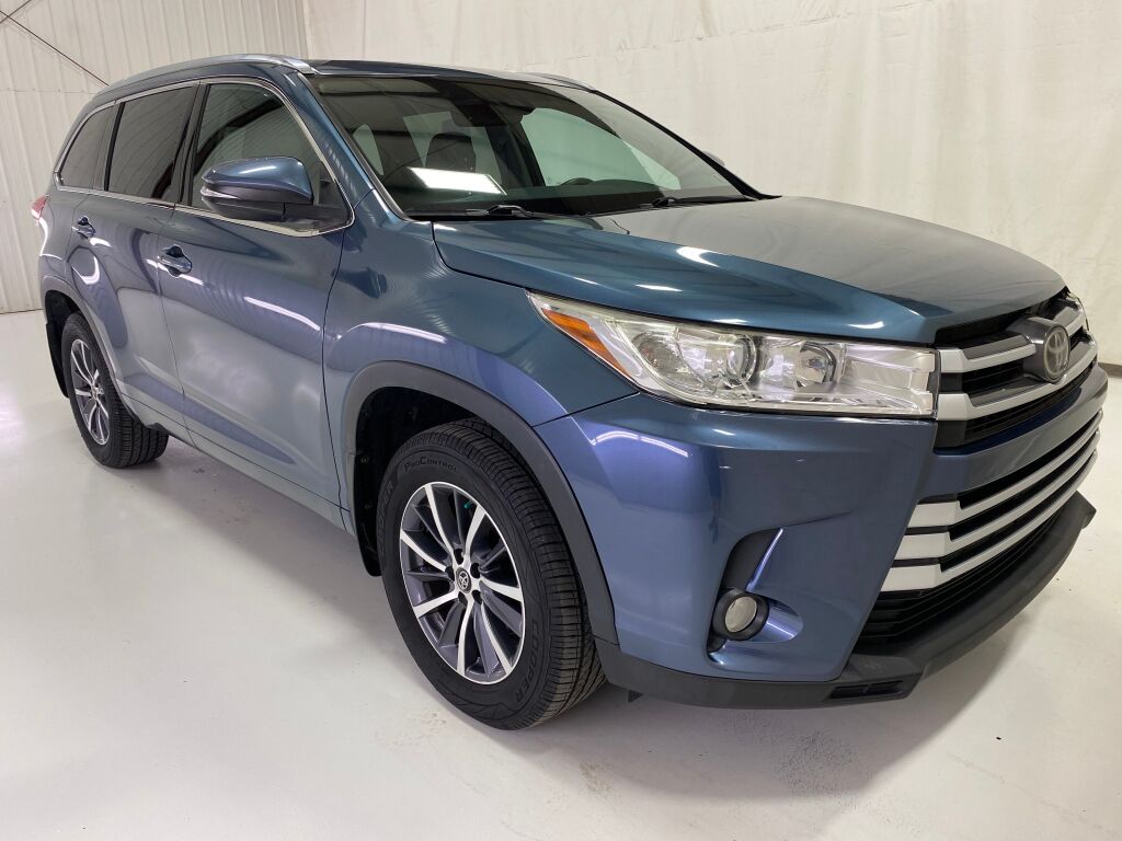 2017 Toyota Highlander photo 9 of 10