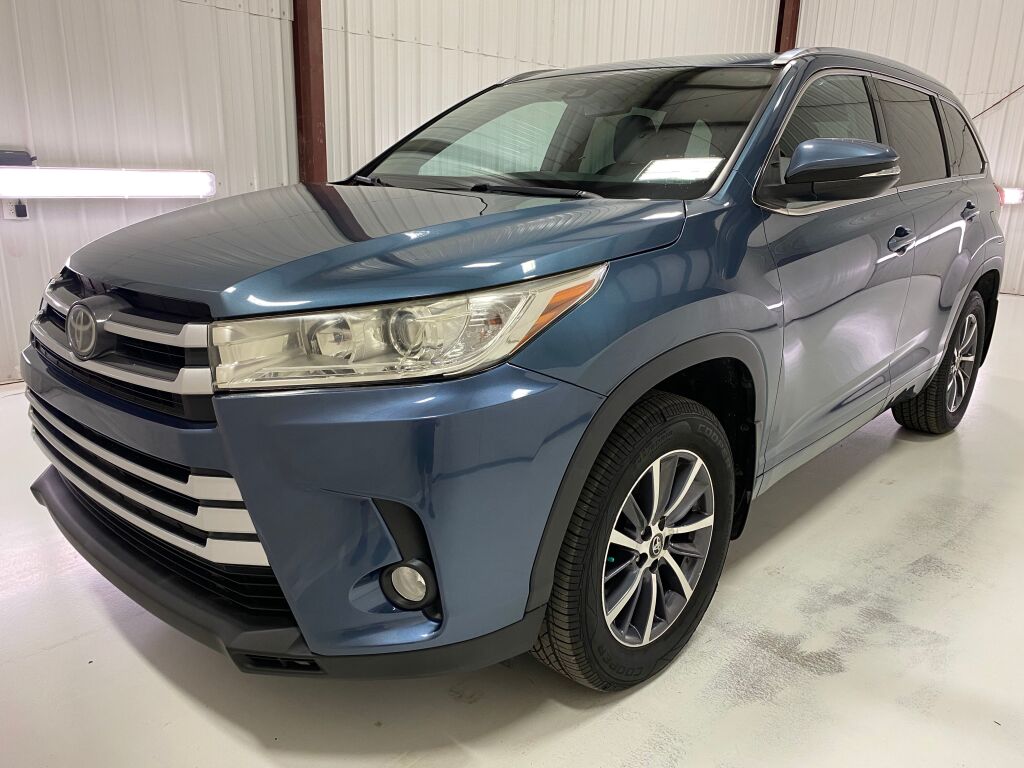 2017 Toyota Highlander photo 3 of 10