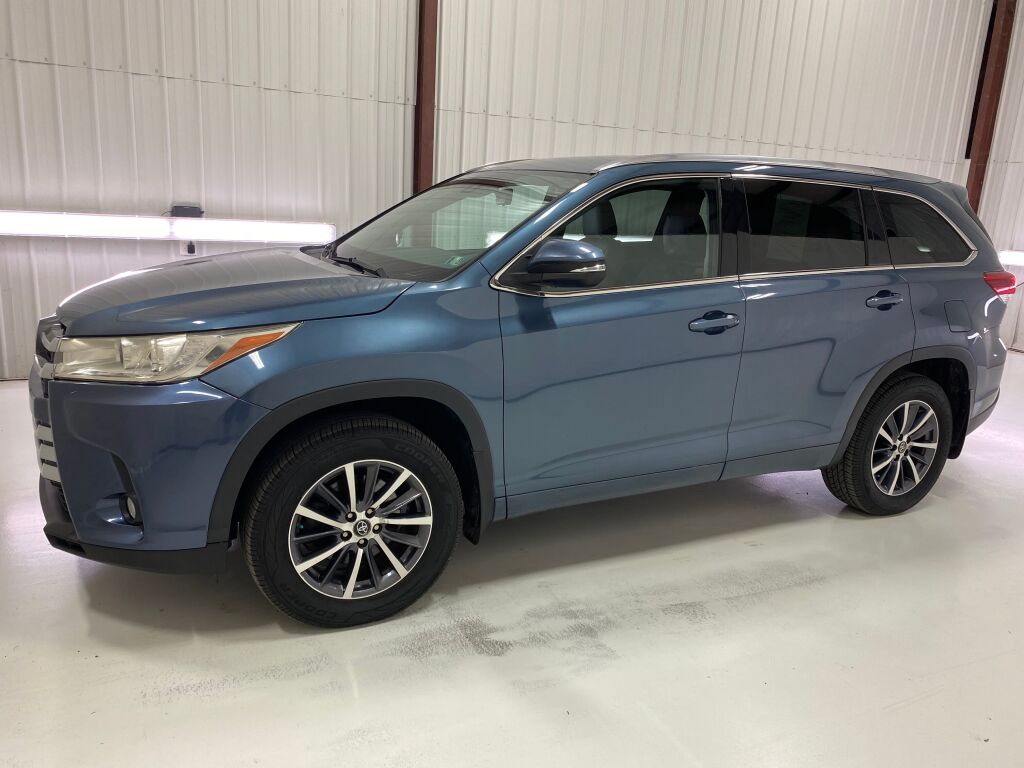 2017 Toyota Highlander photo 4 of 10