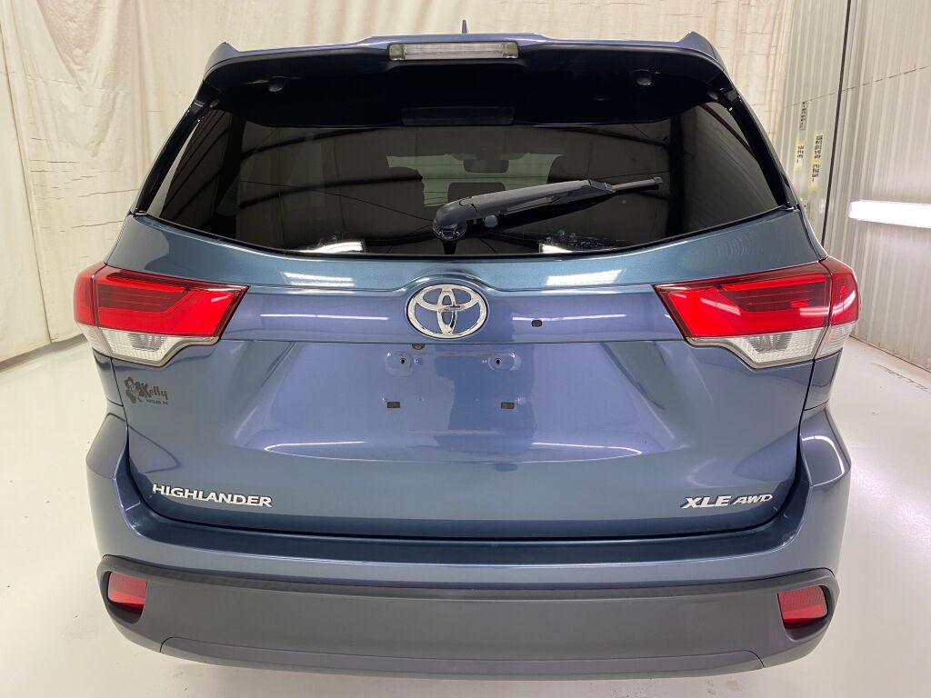 2017 Toyota Highlander photo 6 of 10