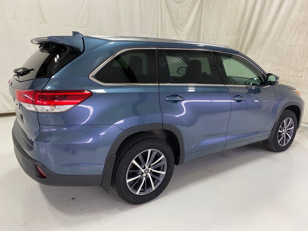 2017 Toyota Highlander photo 8 of 10