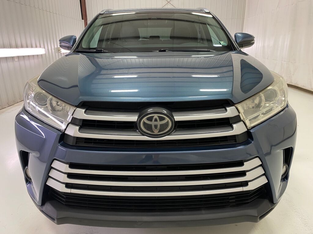 2017 Toyota Highlander photo 2 of 10