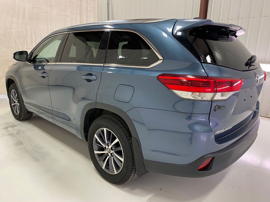 2017 Toyota Highlander photo 5 of 10