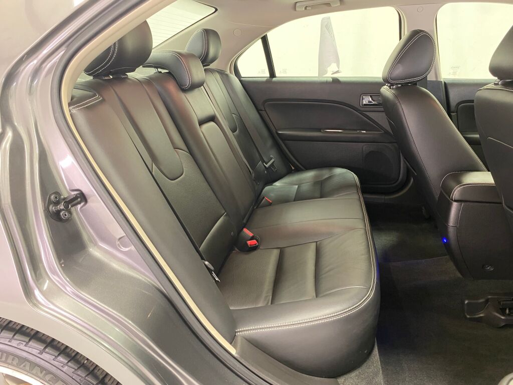 2012 Ford Fusion photo 10 of 33