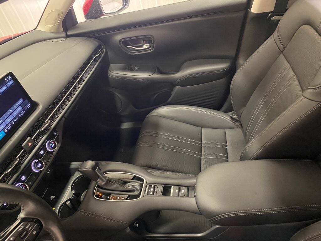 2025 Honda HR-V photo 30 of 34
