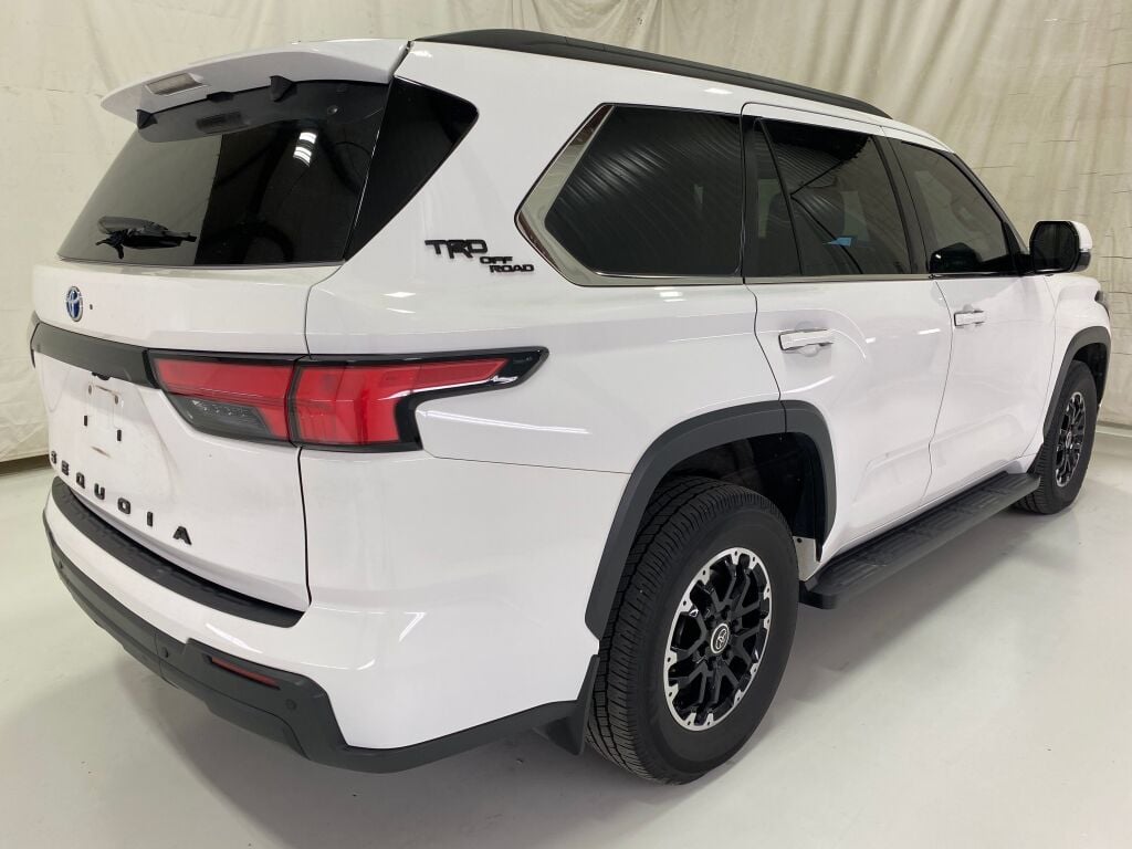 2023 Toyota Sequoia photo 7 of 10