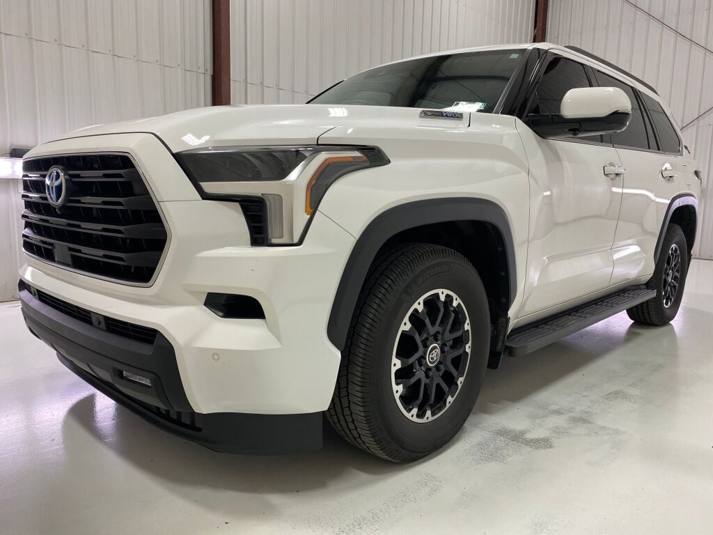 2023 Toyota Sequoia photo 10 of 10