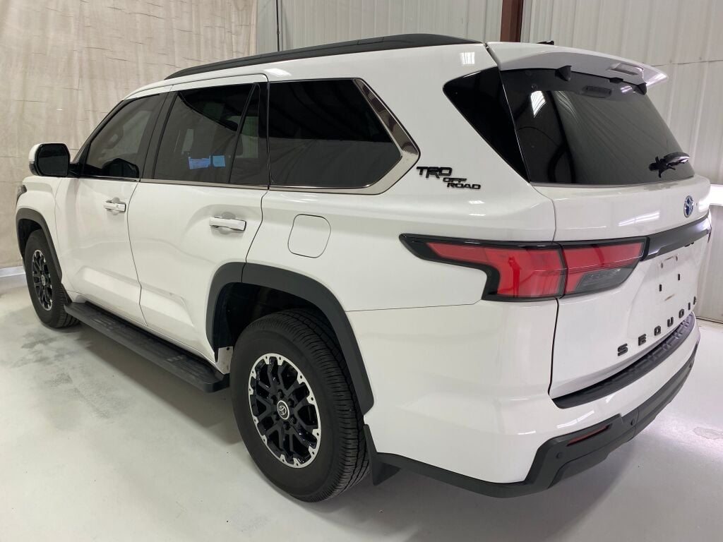2023 Toyota Sequoia photo 5 of 10