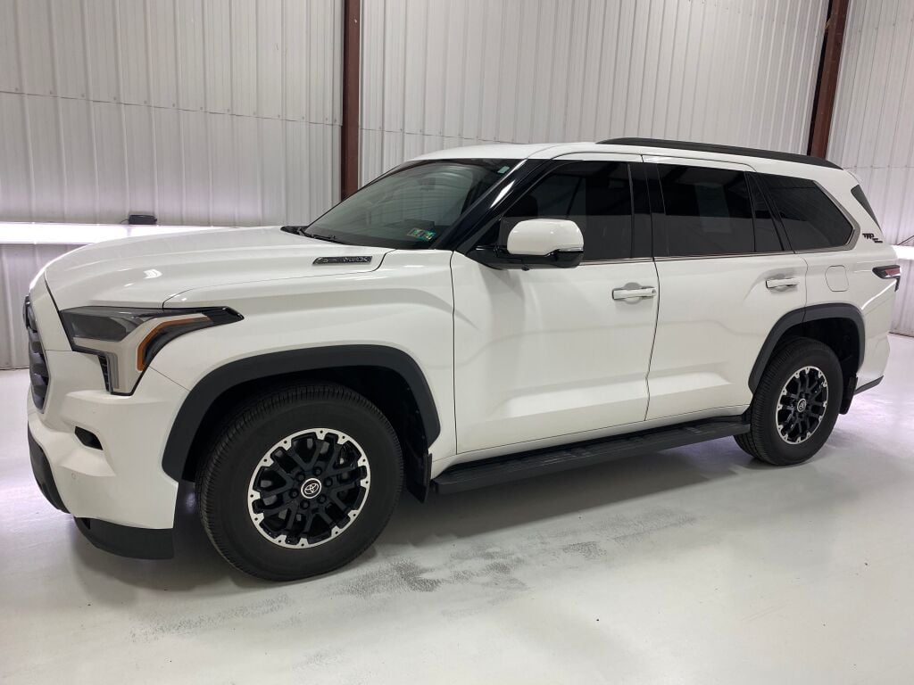 2023 Toyota Sequoia photo 4 of 10