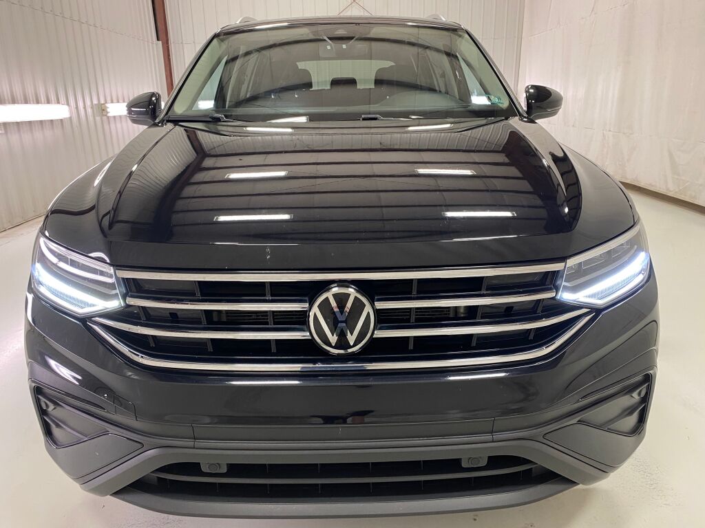 2022 Volkswagen Tiguan photo 2 of 10