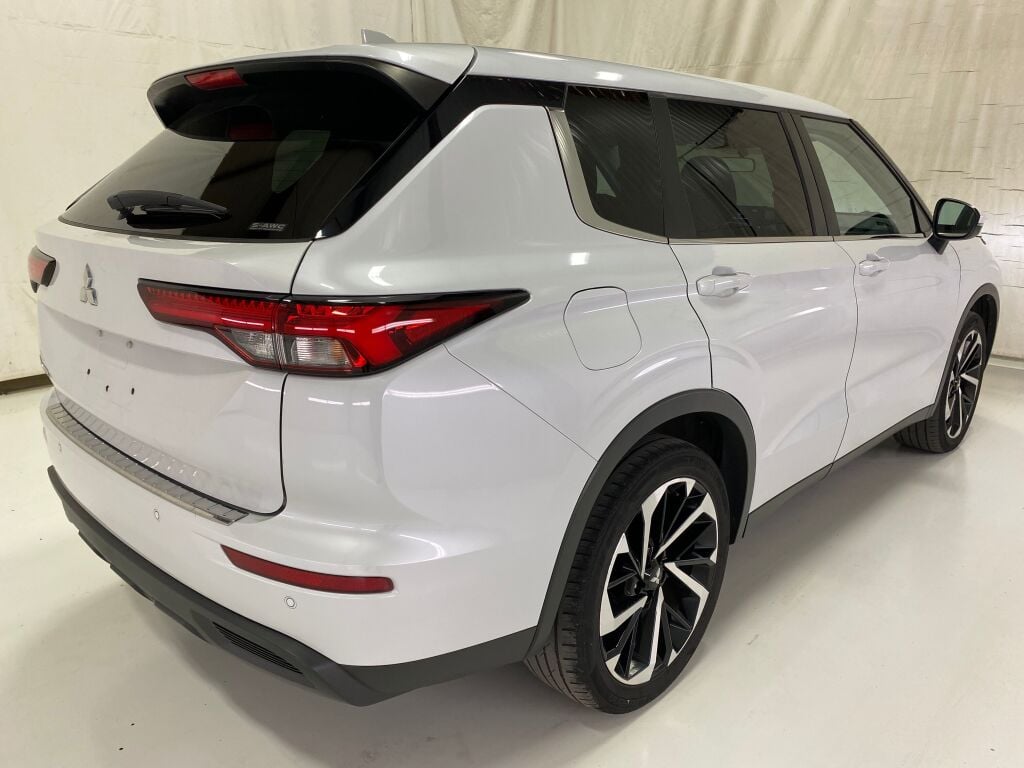 2022 Mitsubishi Outlander photo 7 of 10
