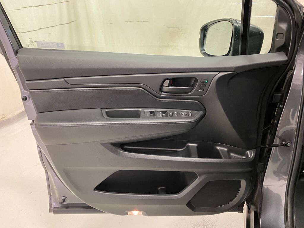 2025 Honda Odyssey photo 29 of 38