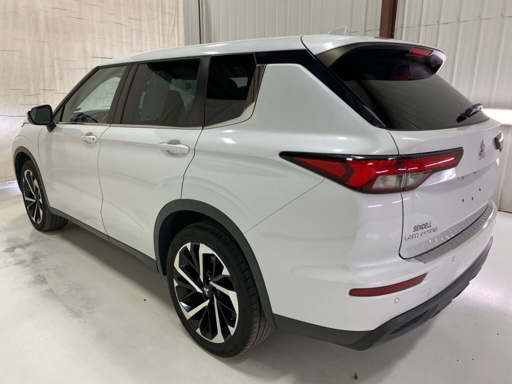 2022 Mitsubishi Outlander photo 5 of 10