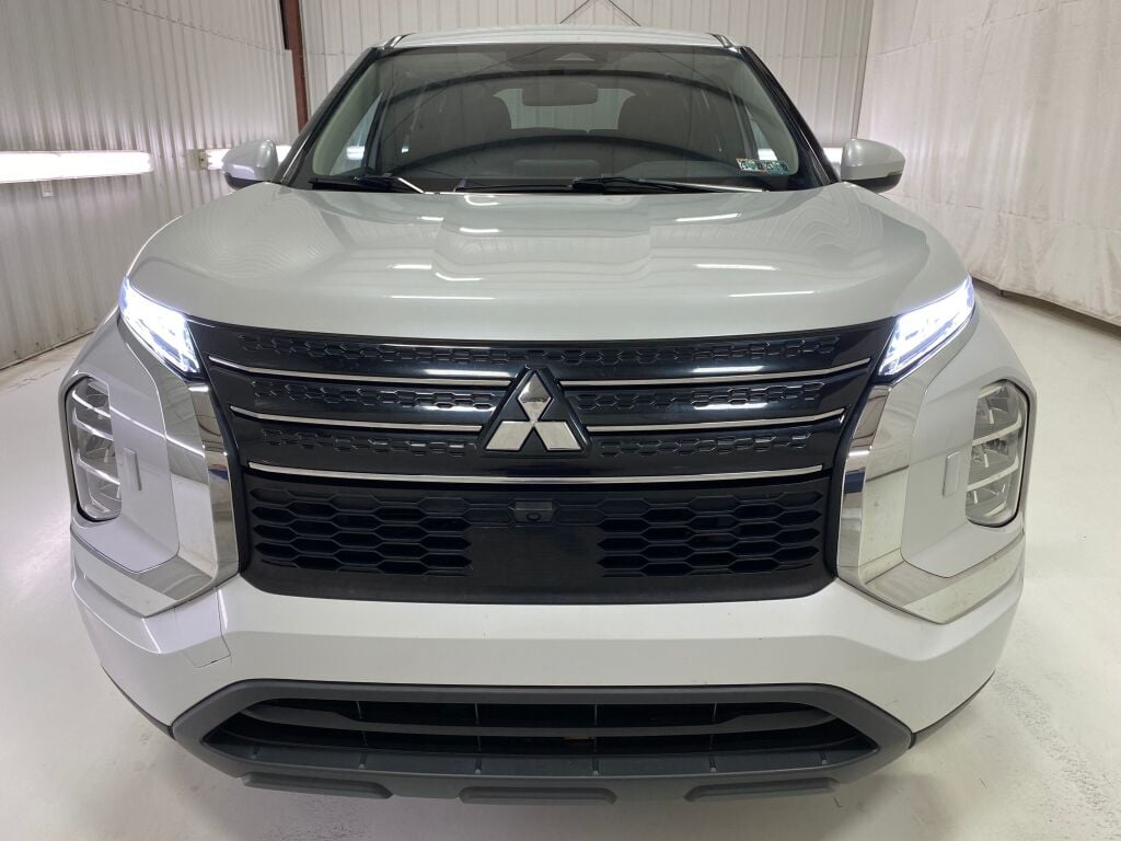 2022 Mitsubishi Outlander photo 2 of 10