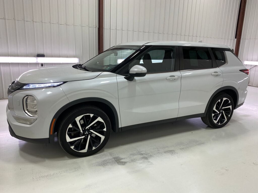 2022 Mitsubishi Outlander photo 4 of 10