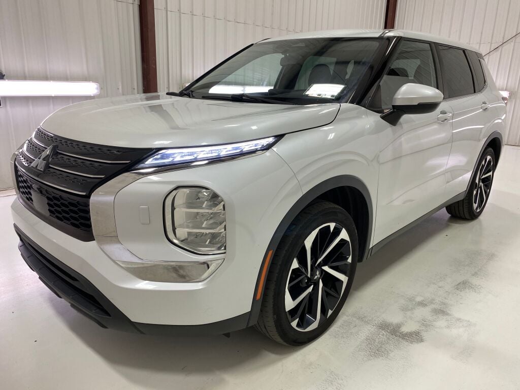 2022 Mitsubishi Outlander photo 3 of 10