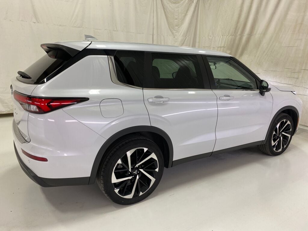 2022 Mitsubishi Outlander photo 8 of 10