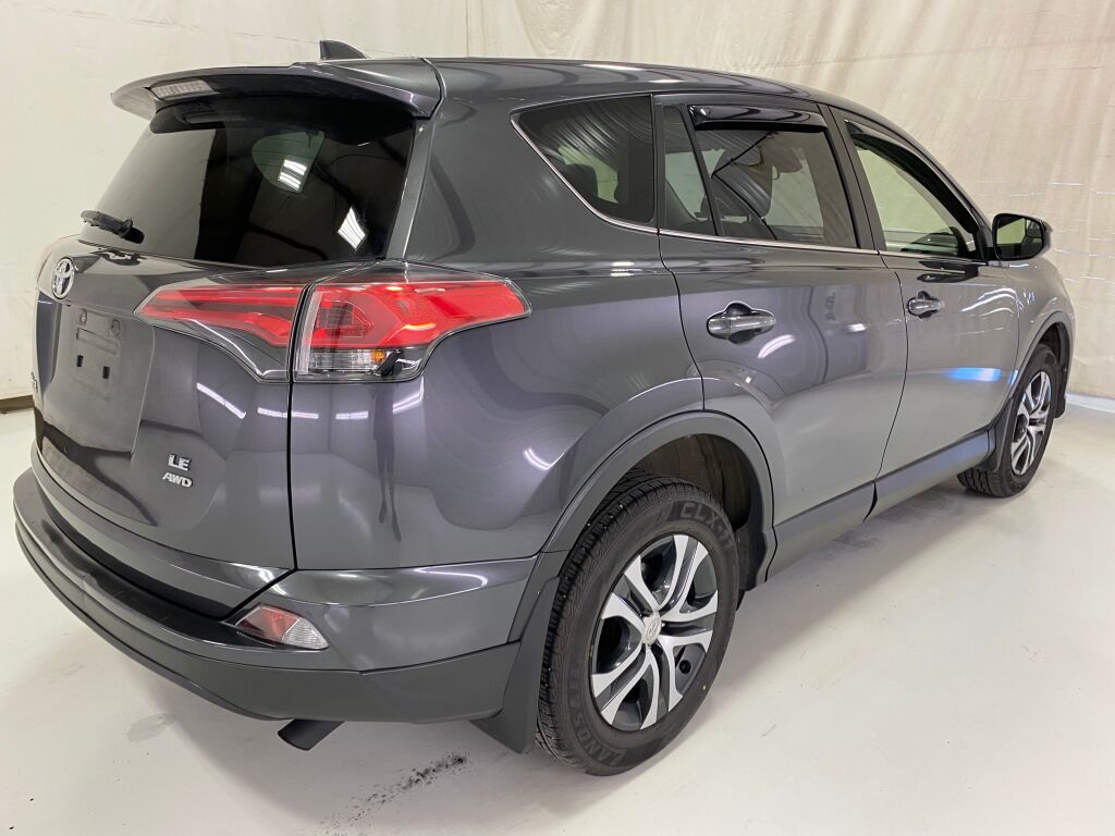 2018 Toyota RAV4 photo 7 of 10
