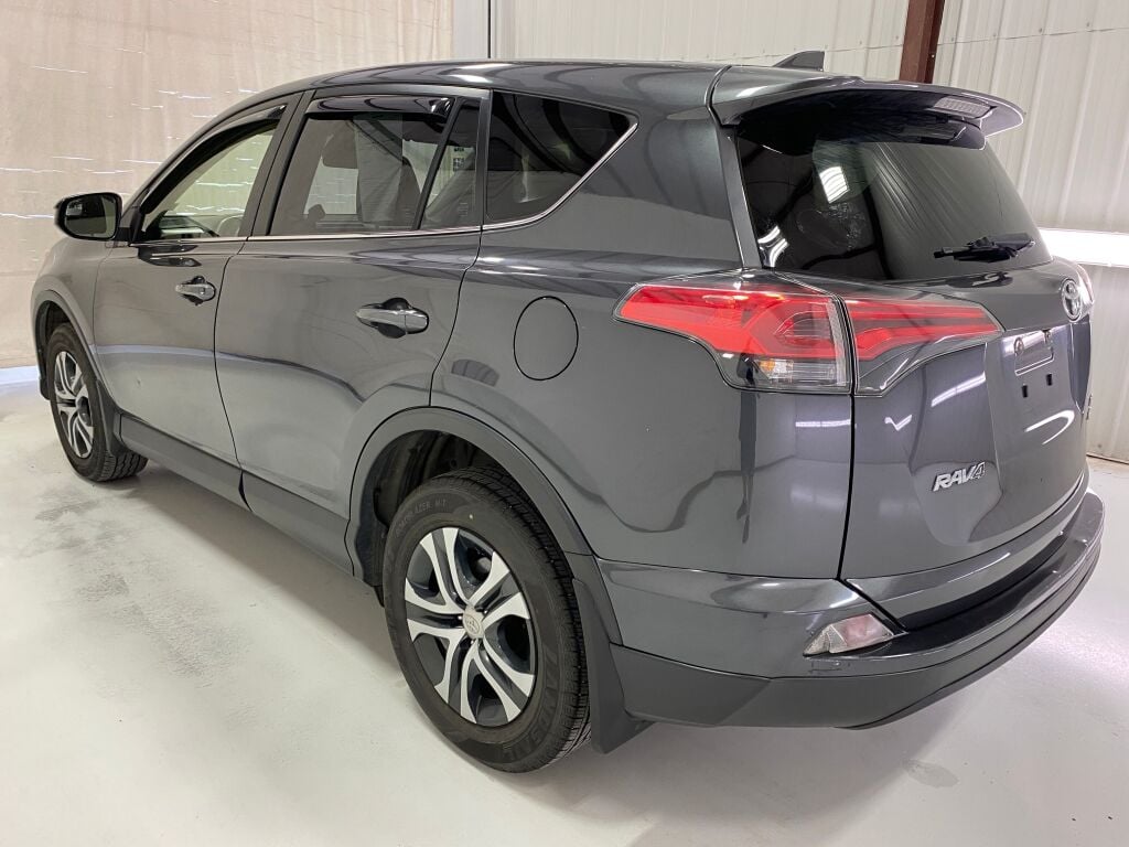 2018 Toyota RAV4 photo 5 of 10
