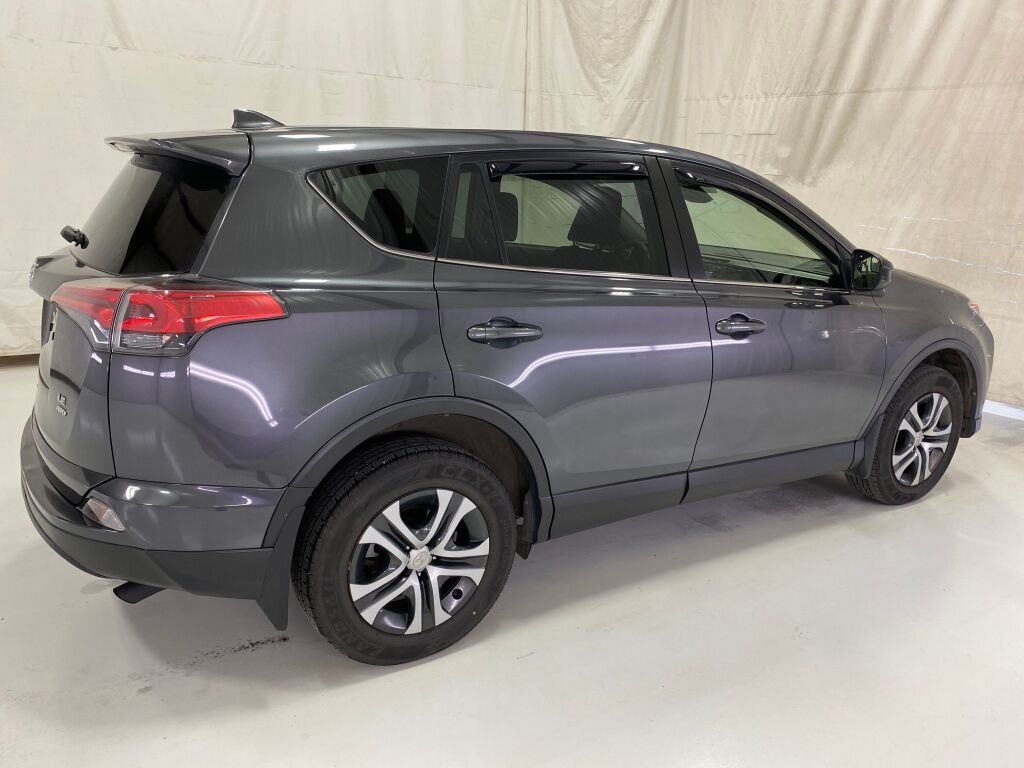 2018 Toyota RAV4 photo 8 of 10