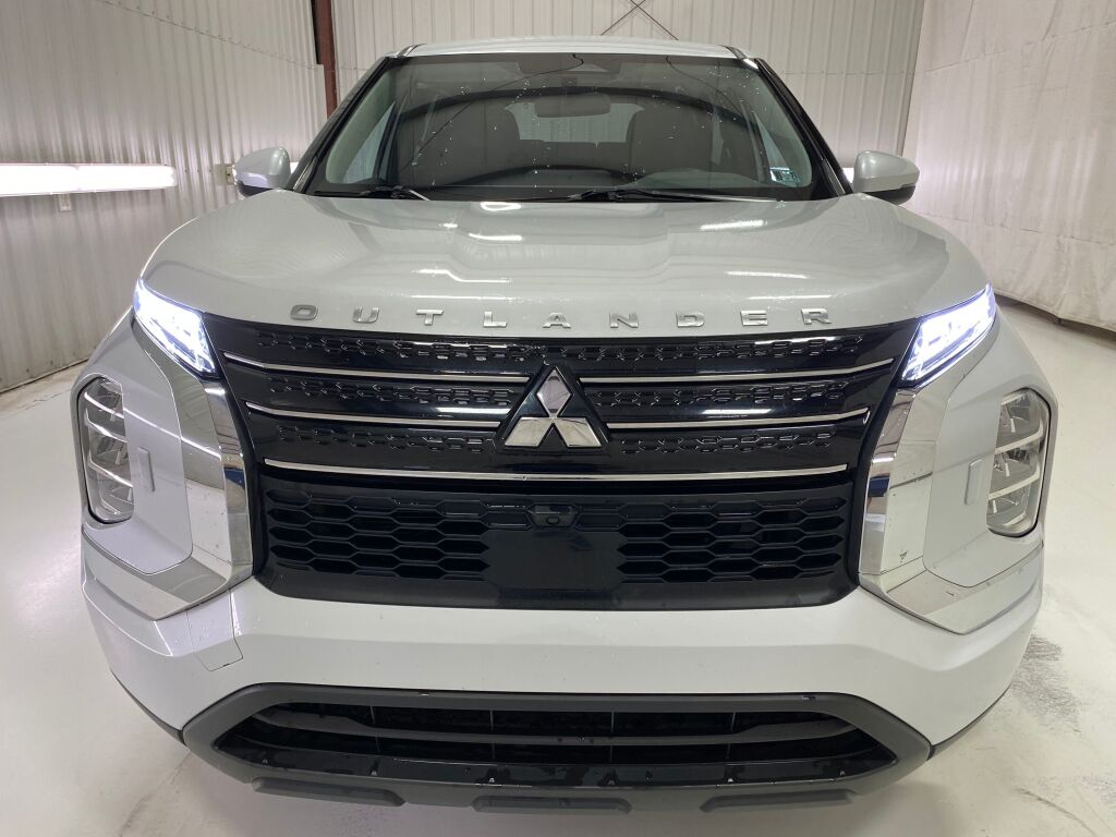 2023 Mitsubishi Outlander photo 2 of 10