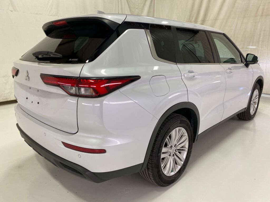2023 Mitsubishi Outlander photo 7 of 10
