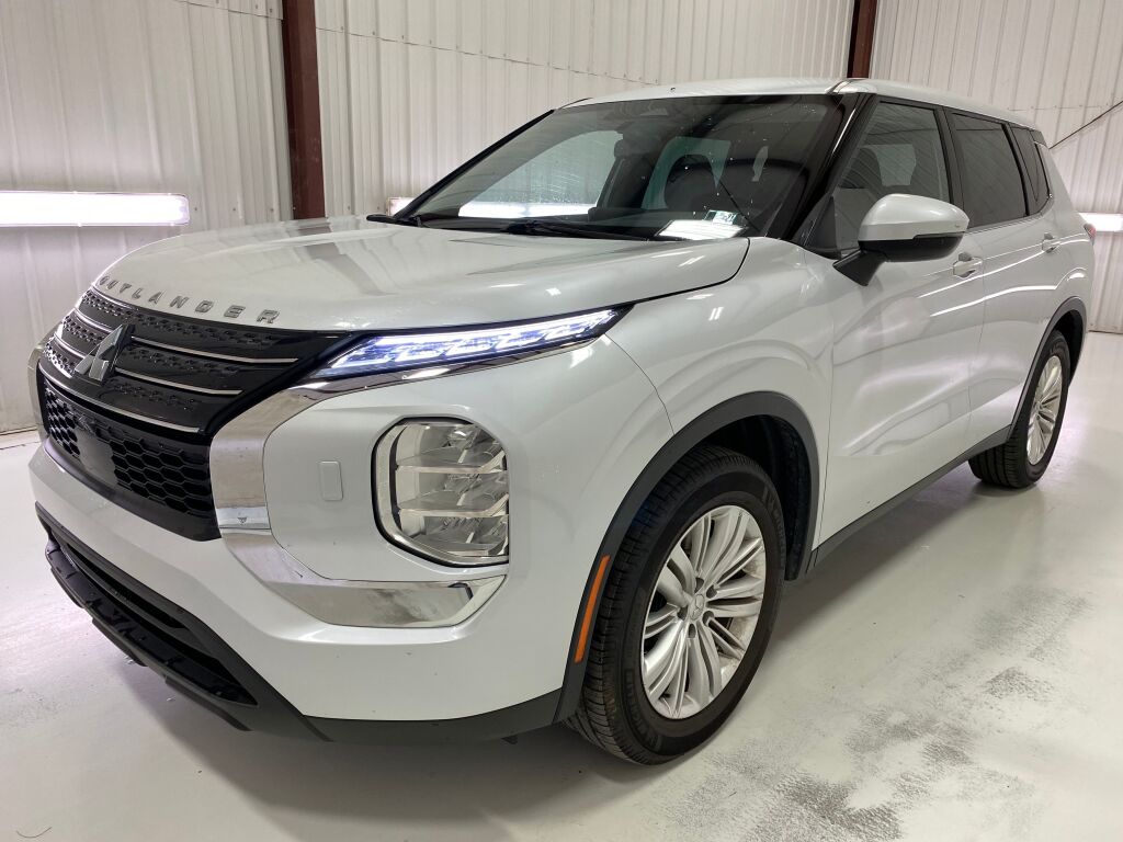 2023 Mitsubishi Outlander photo 3 of 10