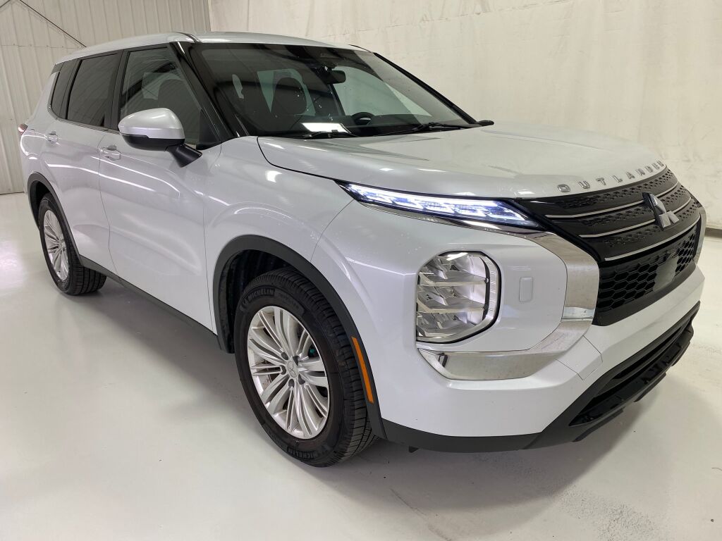 2023 Mitsubishi Outlander photo 9 of 10