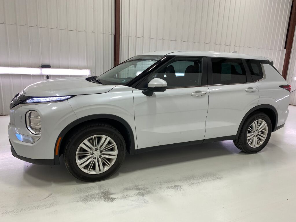 2023 Mitsubishi Outlander photo 4 of 10