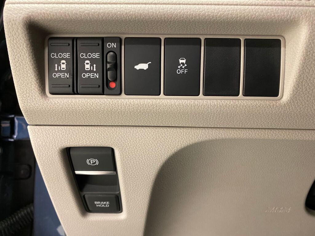 2025 Honda Odyssey photo 36 of 38