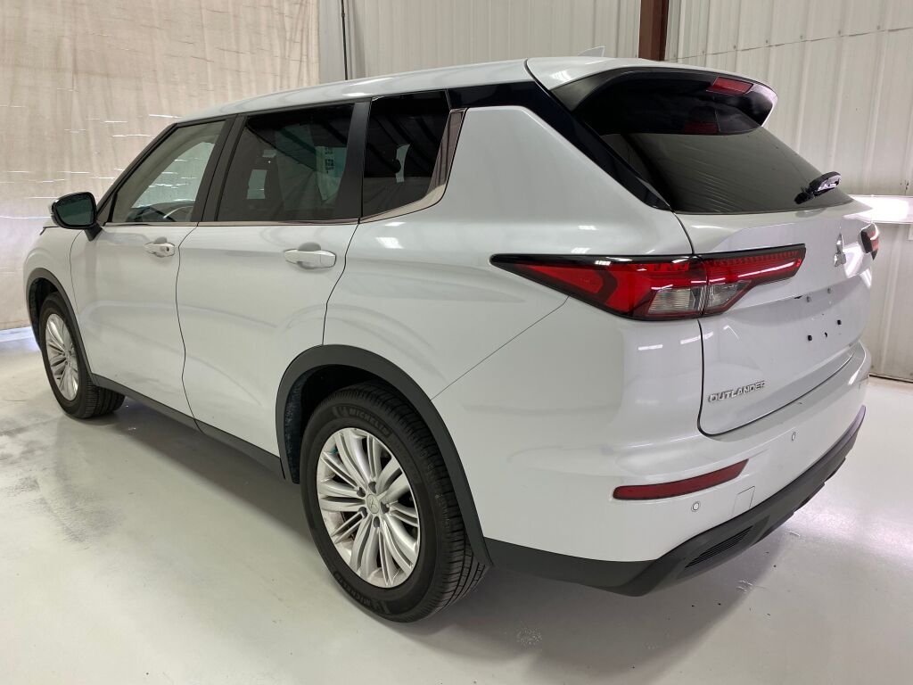2023 Mitsubishi Outlander photo 5 of 10