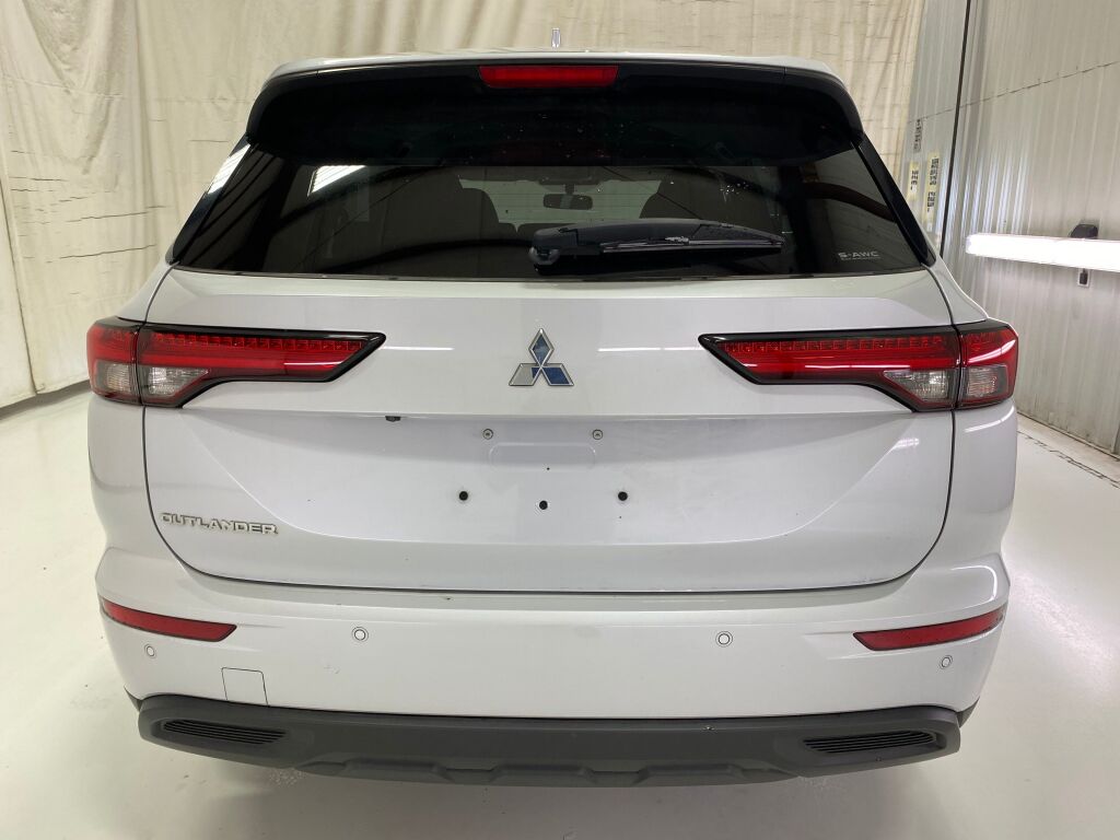 2023 Mitsubishi Outlander photo 6 of 10