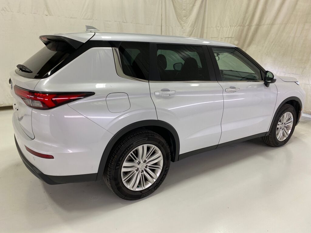 2023 Mitsubishi Outlander photo 8 of 10