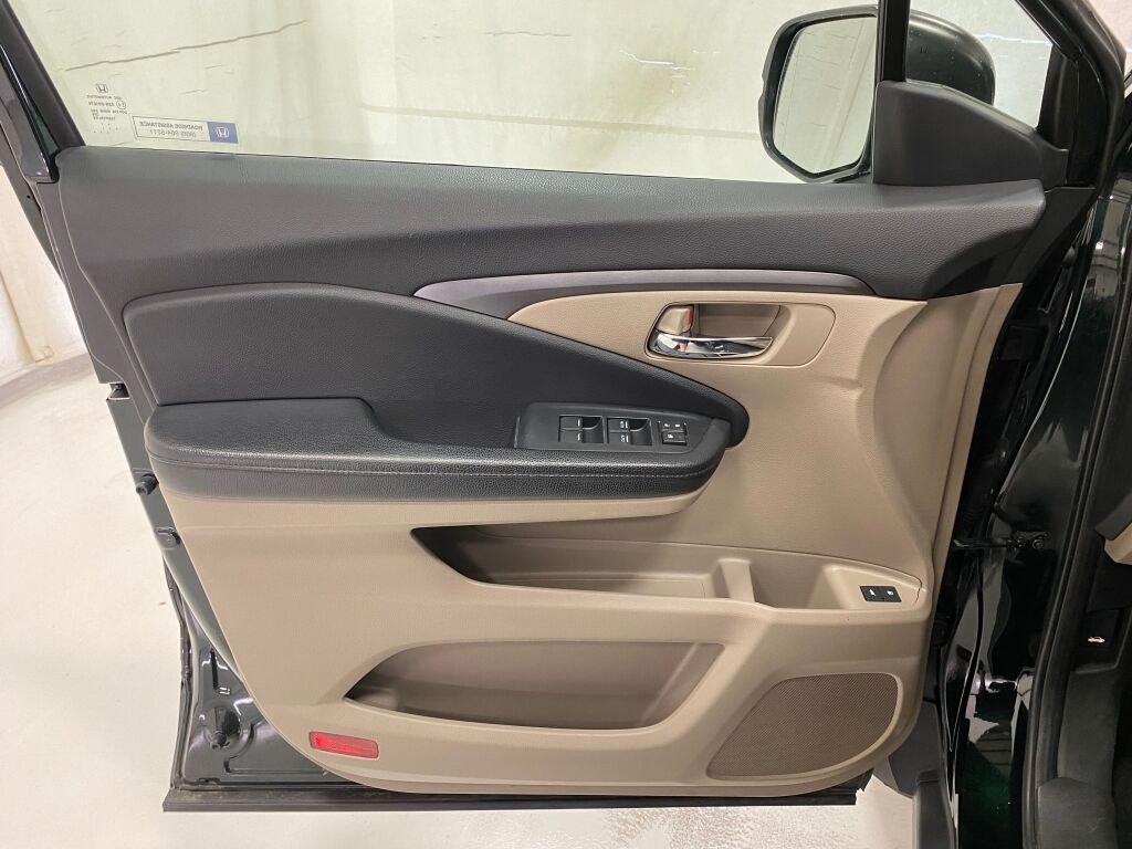 2016 Honda Pilot photo 30 of 38