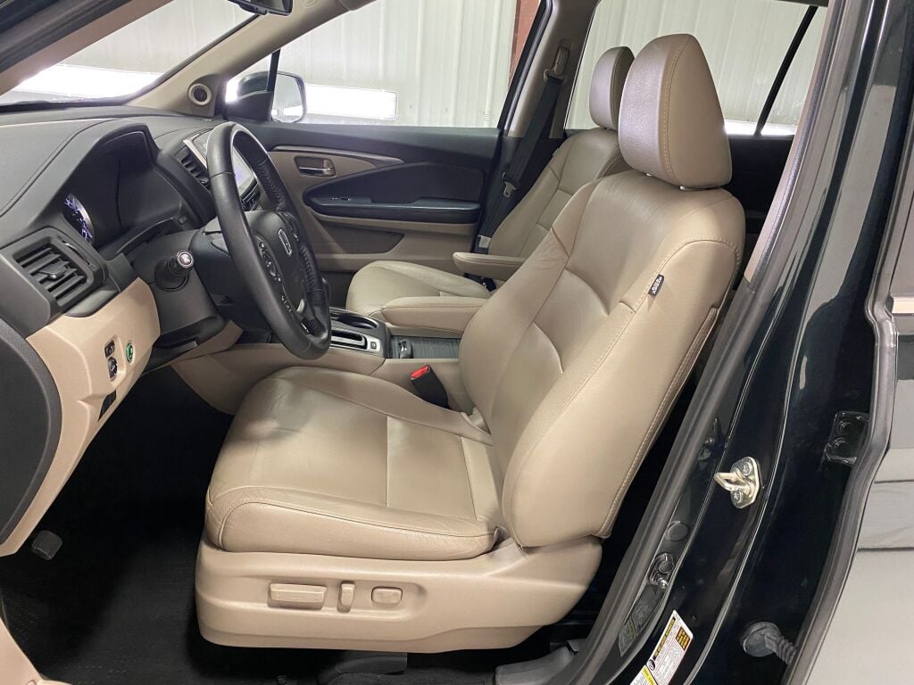 2016 Honda Pilot photo 29 of 38